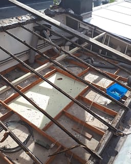 Suppression de la verrière existante - création de charpente - pose des tuiles - création de 2 velux - remplacement d’un chêneau zinc