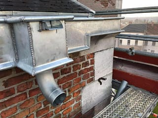 Installation d’une boîte à eau avec trop plein sur mesure en zinc