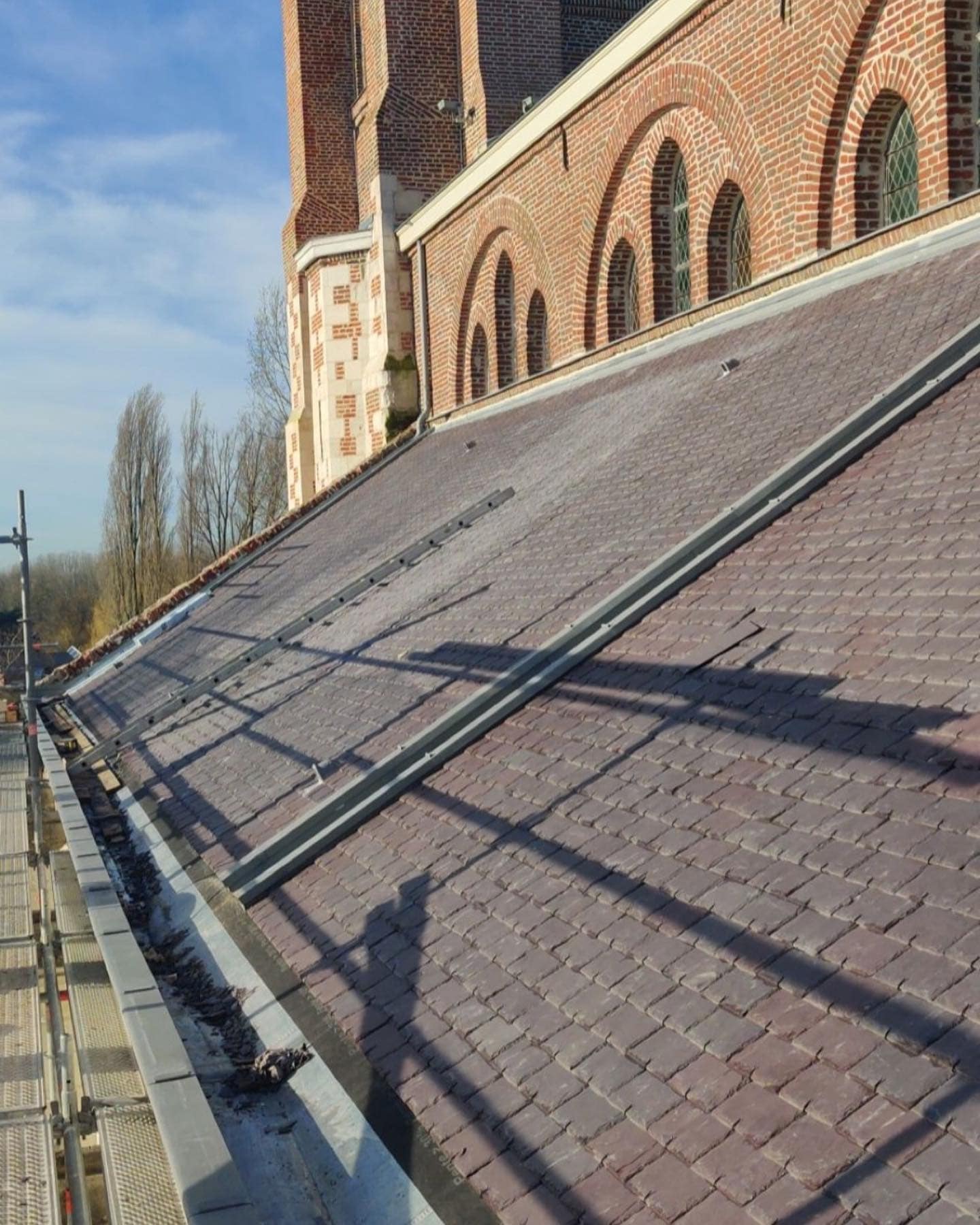 Toiture simple pan en ardoises naturelles + chêneau zinc